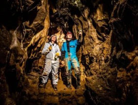 一个在父母洞穴里长大的男孩现在把洞穴当作旅游景点来经营