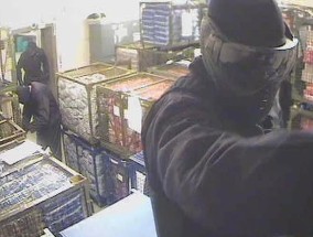 因英国最大的现金抢劫案被判入狱的笼子战士在枪击中瘫痪