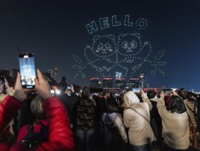 图片：数百人聚集在一起观看香港首届烟火无人机表演