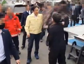 韩国最大在野党党首李在明视察山火灾区一男子挥舞外衣威胁
