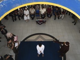 在印尼保守的亚齐省，两名大学生因发生同性恋行为而被公开鞭刑