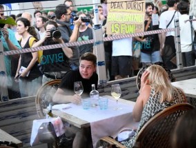 西班牙度假胜地出现“杀死游客”涂鸦，当地人透露了他们的想法