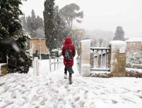 由于持续数周的恶劣天气，西班牙度假胜地将迎来大雪和风暴