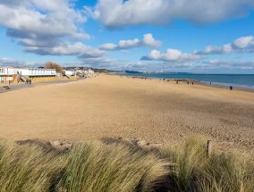 挤满一线明星的英国海滨度假胜地，150万英镑的房价突然下跌