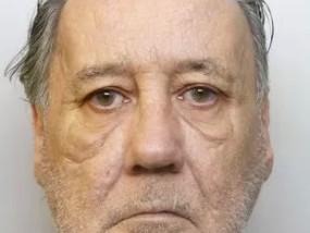 两名男子在垃圾桶旁用锤子殴打邻居致死
