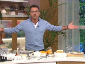 Gino D' acampo在“令人不安的遭遇”中画了一张电视制片人的露相照片