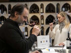 乌克兰酿酒师、美国老兵联手完成一项使命：展示乌克兰最好的葡萄酒，一次一杯