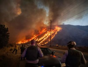 洛杉矶又一场大火席卷加州山区，约5万人被疏散