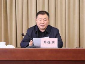 县委书记为追求个人政绩，在财政吃紧的情况下，擅自变更公共卫生间项目设计方案，扩大修建面积，进行豪华装修，造价相较预算翻倍