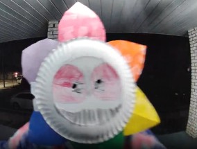 ‘；我是盒子恶魔”：令人毛骨悚然的门铃镜头在美国社区引发恐惧