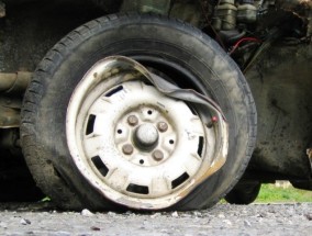 一起交通事故造成3死10伤