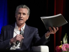 加州州长加文·纽森（Gavin Newsom）反对跨性别运动员参加女子体育运动，与进步人士分道扬镳