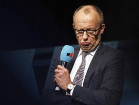 肖尔茨的挑战者向德国议会提出了严厉的移民计划，面临极右翼的反弹