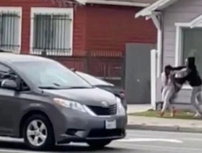 恐怖时刻，女子被绑架，并被推进偷来的车里，警方发出紧急闭路电视呼吁