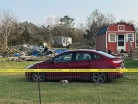 一名女子因犯严重错误而死亡，龙卷风袭击了她的家