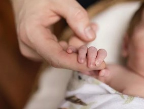 主客场夫妇迎来了第一个孩子，并分享了可爱的照片