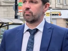 种族主义者在欧洲杯决赛后发布了恶毒的推特，他在被告席上哭泣，因为他避免了入狱