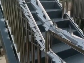 广西一在建水位站楼梯扶手安装铁片和倒刺？官方通报