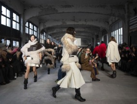 在Sacai，巴黎t台上包装和再造的大师班