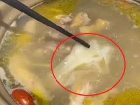 上海知名餐厅里吃出整张纸巾？后续来了