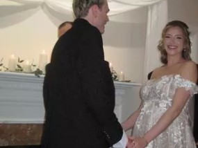 《吸血鬼》男星特里斯坦·埃文斯在交往9个月后与怀孕的女友结婚