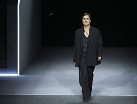 在迪奥（Dior），玛丽亚·格拉齐亚·基乌里（Maria Grazia Chiuri）反复讲述了皱领、历史和性别扭曲的优雅