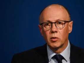 英国人在压力下与NHS对抗巨大的病毒高峰，“就像Covid大流行的高度”