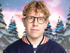 迈克尔·麦金太尔（Michael McIntyre）召集了《角斗士》（Gladiators）的明星来为电视节目恶作剧巨型喜剧演员