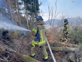 日本与30多年来最大的山火作斗争，至少一人死亡