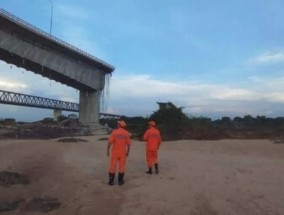 巴西一座桥倒塌，一艘酸油轮坠入河中，造成2人死亡，多人受伤