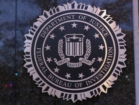 检察官说，美国联邦调查局在弗吉尼亚州的一户人家发现了150枚自制炸弹，这是此类查获最多的炸弹之一