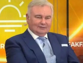 英国广播公司新闻的埃蒙·霍姆斯承认“这很困难”，因为他提供了悲伤的健康更新