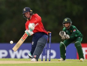 在U-19女子T20世界杯上，英格兰以6个门柱击败巴基斯坦